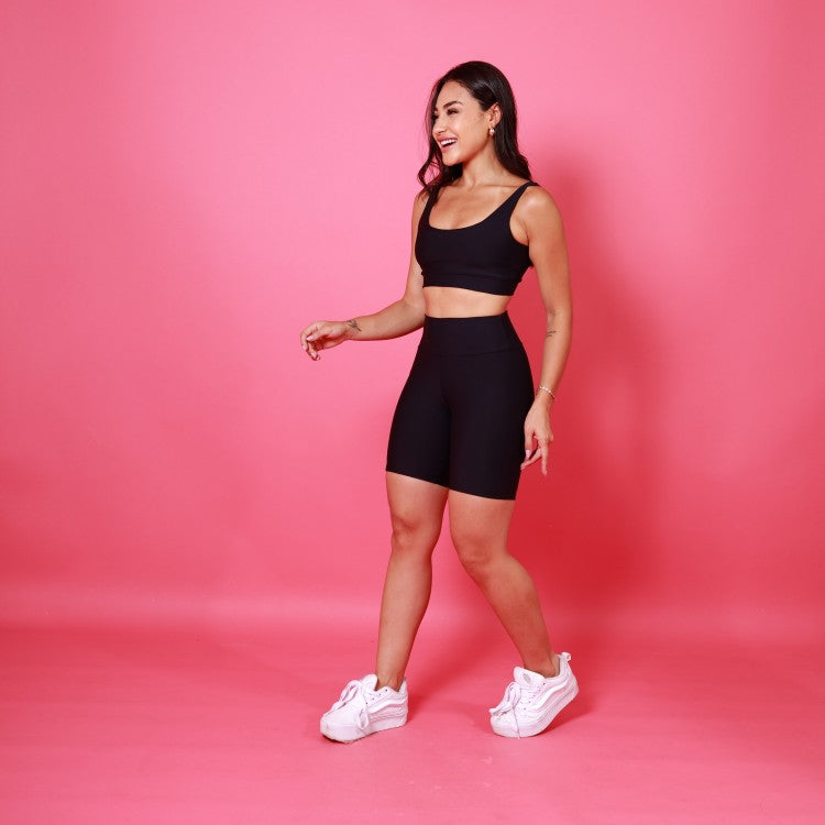 Conjunto Bermuda Bolso Unilateral &amp;amp; Top Camiseta Básico - Preto