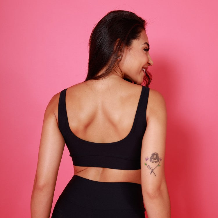 Conjunto Bermuda Bolso Unilateral &amp;amp; Top Camiseta Básico - Preto